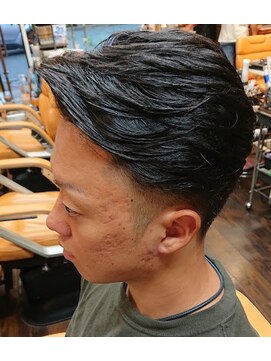 カットハウスリバー(CUT HOUSE River) ツーブロック　７：３　バーバースタイル