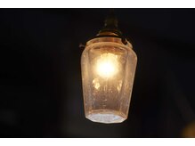 salon EIN　九品仏の雰囲気（吹きガラスの作家さんの照明。）