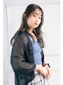 暗めのアッシュ系カラーのセミロング