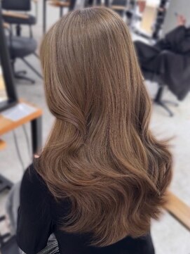 イリ 梅田(ili) ハイライトカラー/ミルクティーベージュ/レイヤーカット