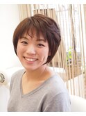 ひし形フォルムのミディアムショートスタイル