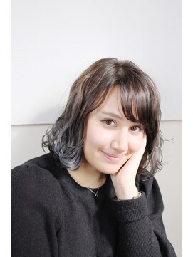 エル(LE) 重め：切りっぱなしボブ：グラデーションH