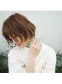 バレイヤージュアッシュカラーツヤ感ノーブル前下がりショート