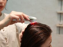 【機械を当てていきます】毛母細胞まで浸透させます。