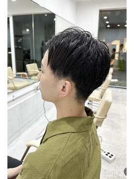 プラグ(Plug) メンズショート前髪なし縮毛矯正ストレート刈り上げナチュラル