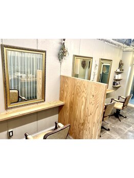 カラーの待ち時間もリラックスしてお過ごしいただけます♪大人数でガヤガヤしているのが苦手な人もオススメ