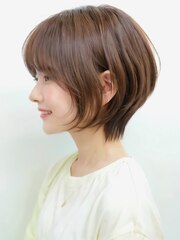 耳かけショートボブ ひし形くびレイヤー 大人ヘアスタイル 前髪