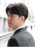 ビジネスヘア　センターパート　フェザーパーマ　ツーブロック