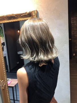 ヘアーシグネチャー(Hair Signature) 透明感満載のハイトーン切りっぱなしこなれボブ
