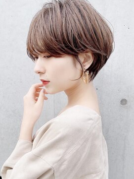 アンド ストーリーズ(&STORIES) 大人可愛い前髪長めのひし形耳掛けショートボブ30代40代50代