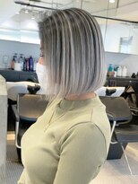 シオン(shion)&nbsp;ホワイトグレージュミディアムボブ_ba362841