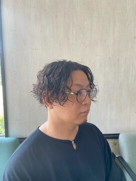 髪屋 エッジの効いたツーブロック×波巻きパーマ