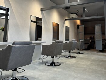 アンダースペル(UNDER SPELL)の写真/【最高峰ケアAujua(オージュア)ヘッドスパ"導入店】モダンで落ち着いた雰囲気のリラクゼーション空間♪
