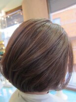 ネス(NESS)&nbsp;自然なハイライトの入ったベージュ系カラーのボブ