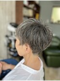 白髪を染めないグレイヘアも人気です