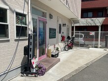 バーバーイズミ(BARBER IZUMI)の雰囲気（店舗前にも車1台分の駐車スペースがあります！）