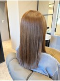 艶やかで柔らかな仕上がりのミルクティーストレート