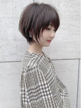 アンド ストーリーズ(&STORIES) 大人可愛い耳かけショートボブダークアッシュブラウン毛先パーマ