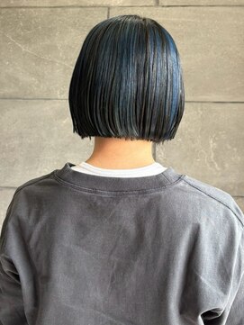 ディスコネクト(DISCO-N-NECT) ハイライトカラー 切りっぱなしボブ ターコイズブルー 美髪 20代