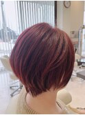 ショートボブ×ピンクレッド