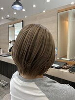 コクア オン(KOKUA ON)&nbsp;首元すっきり、大人のくびれボブ × 柔らかベージュカラー