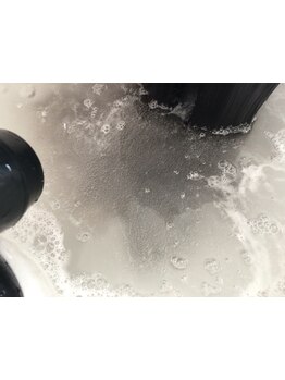 髪の美容液を塗る前に、専用の薬剤を使い髪にもしっかりクレンジングを！！カラー持ちもＵＰ☆