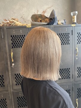 アチーブリス(achieve Liss) ホワイトベージュカラーハイトーンカラー×切りっぱなし20代30代