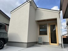 ユイ(yui)の雰囲気（白い外観の小さなお店です。）