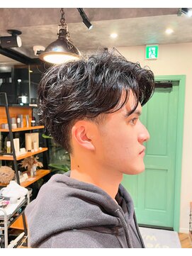 アイスバーグ ウェスト 清澄白河(eyesburg W/est) 毛流れセンターパート無造作ツーブロック刈り上げ