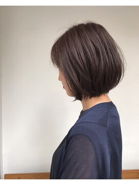 カウチ(Kauti) 仕上げが前下がりのボブ