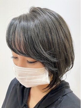 エガク(egaku) グレー 前下がりボブ