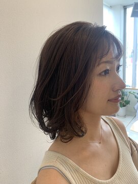 カットシン ふんわりセミロングスタイル