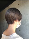 耳かけショート×グレージュカラー