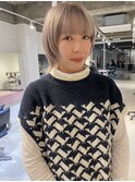 ホワイトベージュのウルフ