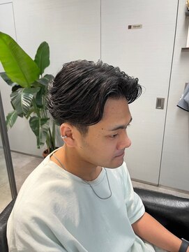 イントロバイフィーネ 渋谷(INTRO . by Fi-Ne) スキンフェードカット/センターパートかき上げヘア