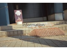 こちらを目印にご来店下さい！当店2階にございます！