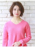 働く女性の無造作カールで小顔に！朝ラク丸みショートスタイル