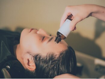 雨との写真/SHIGETAのエッセンシャルオイルをたっぷり50滴使用。夜だけのメニュー"真夜中ヘッドスパ"がおすすめ。