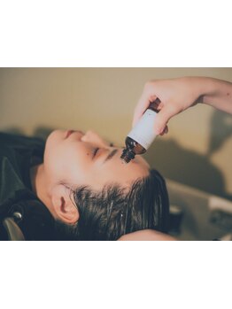 SHIGETAのエッセンシャルオイルをたっぷり50滴使用。夜だけのメニュー"真夜中ヘッドスパ"がおすすめ。