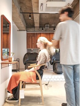 ハー(her)の写真/髪と肌に優しいこだわりのヘアケアメニューを取り揃えてます。開放感のある空間で日常を忘れリラックス。