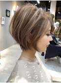 ショートヘアショートボブ白髪ぼかしハイライトカラーボブ