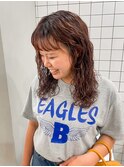 細かいウェーブのミディアムパーマ