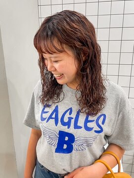 スート(suit.) 細かいウェーブのミディアムパーマ