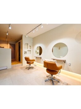 メンズカジュアルスタイルを楽しもう！マンツーマン施術で理想のスタイルを実現します。