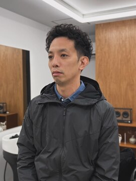 イナフ(ENUFF) 直毛・軟毛でペタッとする髪に立体感を生むパーマスタイル