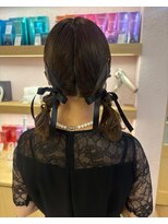 メルク ユニ(merc.uni)&nbsp;リボンアレンジでつくる大人かわいいツインヘア◎0508