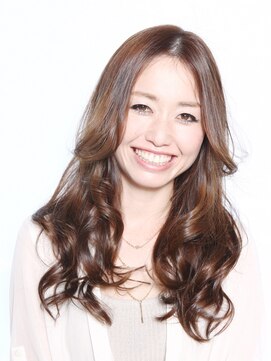 クノン ツヤカラーとしっとりウェーブでお手入れ簡単な上質スタイル