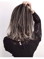 トルネード(TORNADO)&nbsp;外国人風ボブ ハイライトバレイヤージュ グレージュ　白髪ぼかし