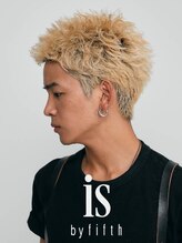 イズバイフィフス(is by fifth) 渋谷スパイキーショートハイトーンフェードアップバング30代40代