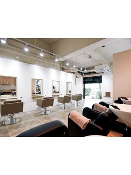 【豊中/緑地公園】ゆったりくつろげる空間で、日頃の忙しさを忘れてホッと一息♪髪も心も癒される時間を。